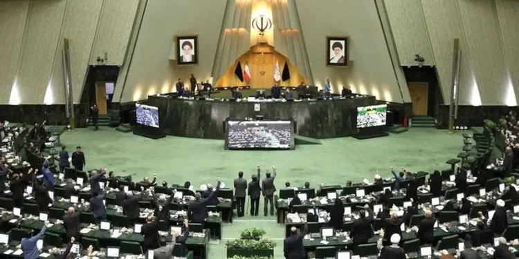 البرلمان الإيراني: الانتهاء من دراسة مشروع “تأمين مضيق هرمز والخليج”