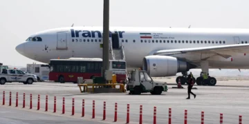 إيران تعلّق على وقف رحلاتها إلى مطار النجف: “عاصمة آخر أئمة الشيعة.. يُغلق أمام أكبر دولة شيعية”