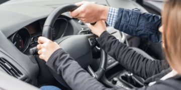 خطر كبير.. الداخلية لأولياء الأمور: لا تسمحوا لأبنائكم الأحداث بقيادة المركبات