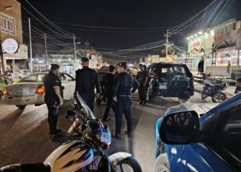 الأطفال متواجدون.. عمليات بغداد تنفذ ممارسة لتفتيش المقاهي والكوفيات شرقي العاصمة (صور)