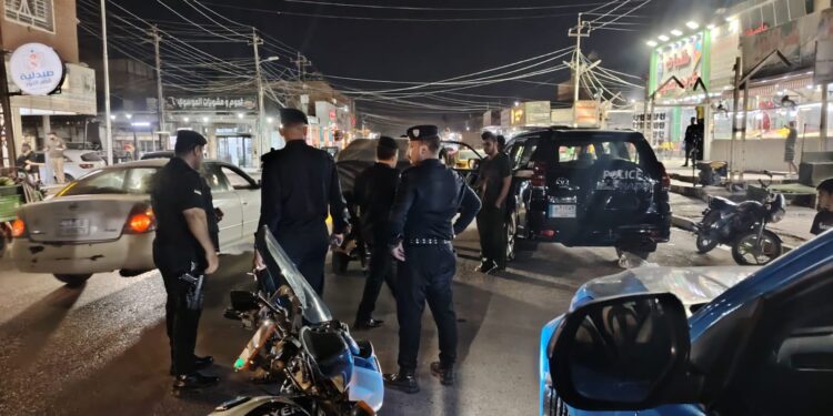 الأطفال متواجدون.. عمليات بغداد تنفذ ممارسة لتفتيش المقاهي والكوفيات شرقي العاصمة (صور)