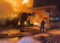 الدفاع المدني يحاصر حريقا في بناية تجارية بشارع فلسطين ويمنع امتداده للمنازل