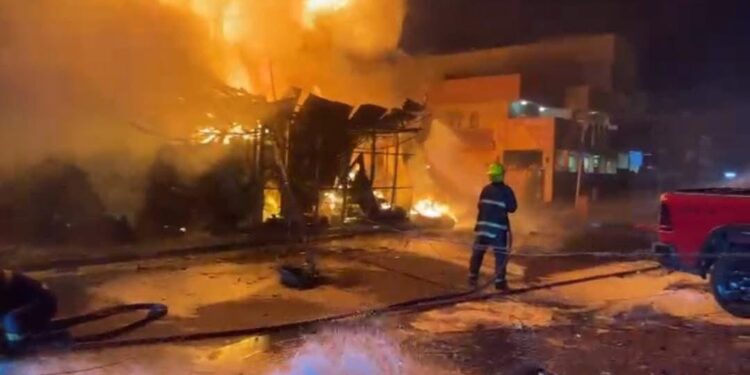 الدفاع المدني يحاصر حريقا في بناية تجارية بشارع فلسطين ويمنع امتداده للمنازل