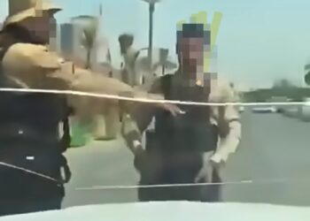 فيديو مشاجرة في بغداد يتسبب بفصل حارسين أمنيين وصدور أمر قبض بحقهما