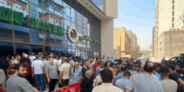 مصرف الطيف يترك تداعياته.. دعوات لاكتناز الأموال وتحذيرات من فقدان الثقة بالقطاع المصرفي