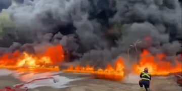 الدفاع المدني يخمد حريقاً بسبب تسرب وقود في الدورة دون خسائر بشرية