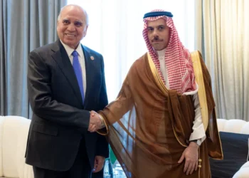 بعد هجوم المسيرات.. وزير الخارجية ونظيره السعودي يؤكدان على عمق العلاقات الأخوية التي تجمع البلدين