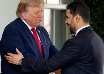 اجتماع مرتقب بين الزيدي والرئيس الأمريكي.. طلب لتأجيل إجراءات مالية مقابل تعهدات بحسم ملف السلاح