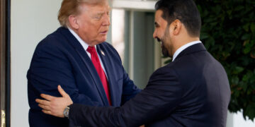 اجتماع مرتقب بين الزيدي والرئيس الأمريكي.. طلب لتأجيل إجراءات مالية مقابل تعهدات بحسم ملف السلاح