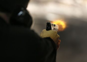 مشاجرة تنتهي بمقتل امرأة.. زوج يطلق النار على زوجته ويفر في الطارمية