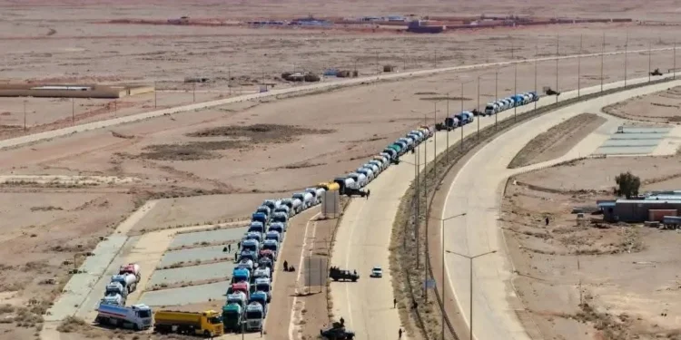 من بانياس إلى الوليد.. تدفق صهاريج البنزين المستورد إلى العراق ضمن خطة لاستيراد 3 آلاف صهريج