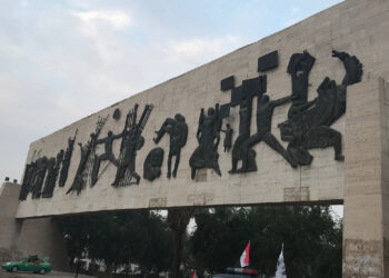 حريق يلتهم عربات.. الدفاع المدني تتدخل في الباب الشرقي