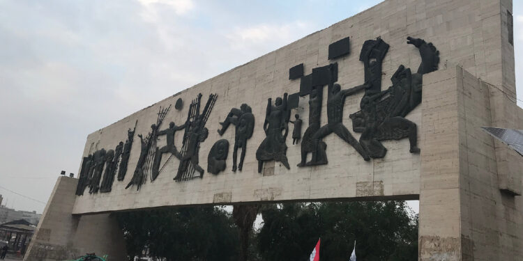 حريق يلتهم عربات.. الدفاع المدني تتدخل في الباب الشرقي