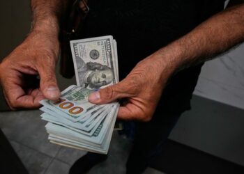 صرف الدولار يتجاوز “مجدداً” 157 الف دينار في الاسواق العراقية