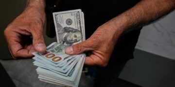 صرف الدولار يتجاوز “مجدداً” 157 الف دينار في الاسواق العراقية