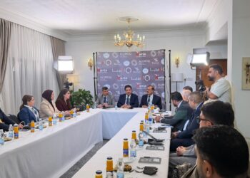 بالصور.. العمق تجمع نواباً ووزراء سابقين وخبراء ورجال أعمال لبحث تعظيم الإيرادات وإدارة الأصول