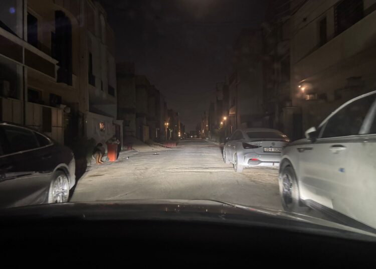 بالفيديو.. إطفاء المولدات الأهلية يغرق الرصافة بالظلام.. نقص “الكاز” يصعّد أزمة الكهرباء في بغداد
