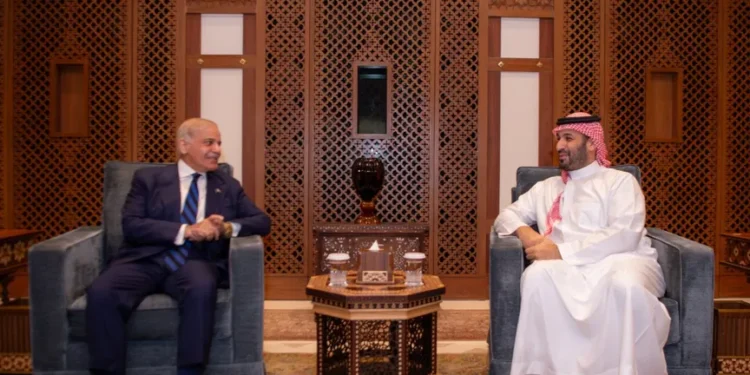 خلال اتصال مع ولي العهد.. رئيس وزراء باكستان يشيد بموقف السعودية بشأن العراق