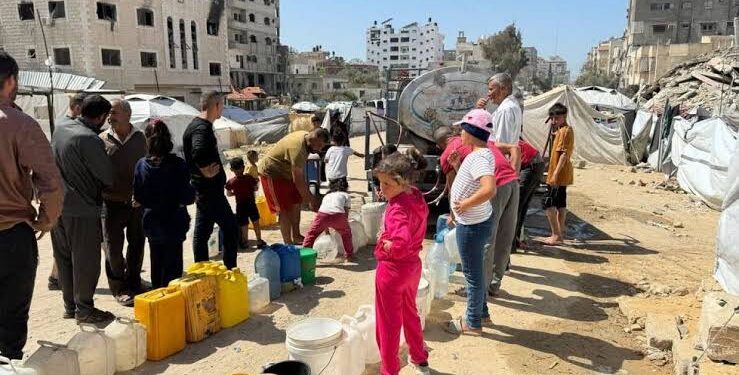 انهيار منظومة المياه والصرف يهدد أكثر من مليوني شخص في غزة
