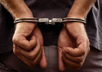 أصاب 3 أشخاص.. اعتقال شخص يرش “التيزاب والثنر” خلال تظاهرات الخريجين القدامى