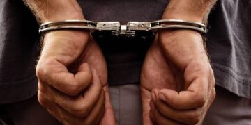 أصاب 3 أشخاص.. اعتقال شخص يرش “التيزاب والثنر” خلال تظاهرات الخريجين القدامى