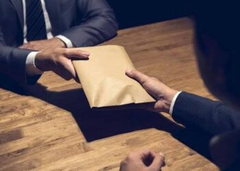 كمين محكم في بغداد.. ضبط موظف طلب رشوة من مواطن مقابل احتساب “شهادة ماجستير”