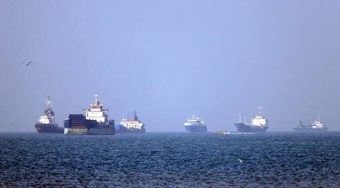 تصعيد خطير.. غارات أميركية تستهدف مواقع إيرانية في بندر عباس ومحيط مضيق هرمز