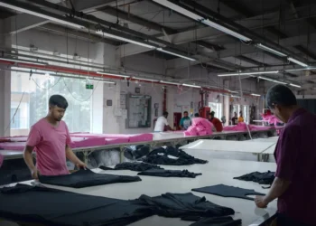 صعود أسعار “البوليستر والقطن” ترفع كلفة الإنتاج.. حرب إيران تصل إلى خزائن الملابس