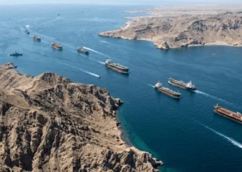 فوكس نيوز: تعرض سفينة متعاقدة مع الولايات المتحدة لضربة إيرانية بالقرب من مضيق هرمز