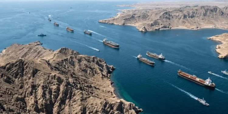 فوكس نيوز: تعرض سفينة متعاقدة مع الولايات المتحدة لضربة إيرانية بالقرب من مضيق هرمز