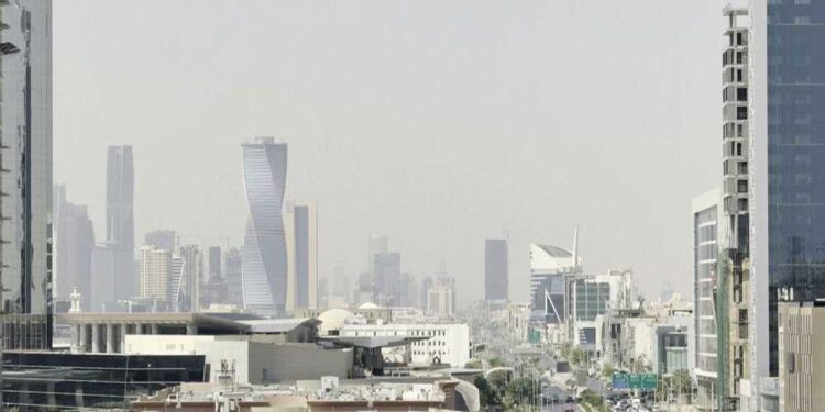 مقتل 3 سعوديين في هجومين على مطار الملك خالد بالرياض