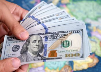 الدولار يستقر عند أعلى مستوى في 17 شهراً ويتجه لتحقيق مكاسب أسبوعية