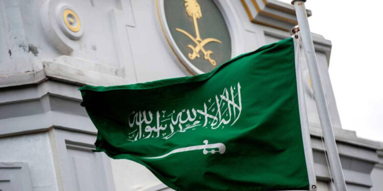هجوم الدمام يوقع قتيلاً و8 جرحى.. والتصعيد يهدد منشآت السعودية