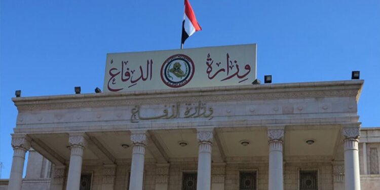 الدفاع تقيّد مراجعة السفارات.. موافقة مسبقة من الوزير شرطٌ للمنتسبين