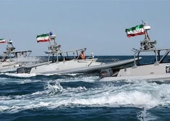 هرمز على حافة التصعيد.. ترمب يلوّح بتحرك قريب وإيران تهدد القواعد الأميركية