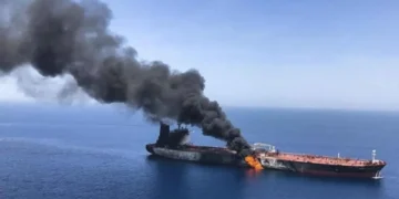 الحرس الثوري يعلن احتراق 3 ناقلات نفط في هرمز ويحذر من عبور مسارات ملغمة