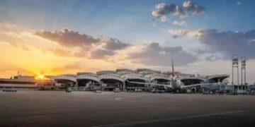 قتيل و11 مصاباً بهجوم على مطار الرياض.. والحوثيون يعلنون مسؤوليتهم