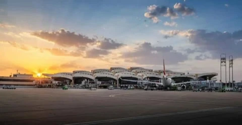 قتيل و11 مصاباً بهجوم على مطار الرياض.. والحوثيون يعلنون مسؤوليتهم