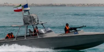 طهران تلوّح بإبعاد البحرية الأميركية عن سواحلها.. وترامب يهدد منشأة نووية