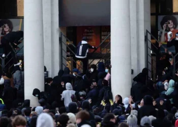 هل تؤثر اضطرابات باريس في قمة برشلونة وسان جيرمان الأوروبية؟