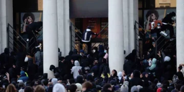هل تؤثر اضطرابات باريس في قمة برشلونة وسان جيرمان الأوروبية؟