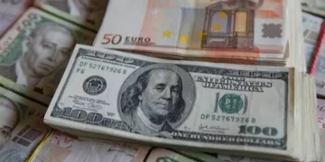الدولار يتذبذب في آسيا.. اضطرابات فرنسا وإيطاليا تضغط على ثقة الأسواق