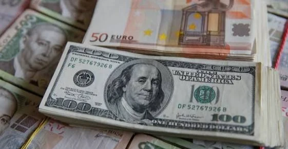 الدولار يتذبذب في آسيا.. اضطرابات فرنسا وإيطاليا تضغط على ثقة الأسواق