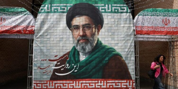 ظهور جديد في قلب المشهد الإيراني.. مجتبى خامنئي يجتمع مع قاليباف؟!
