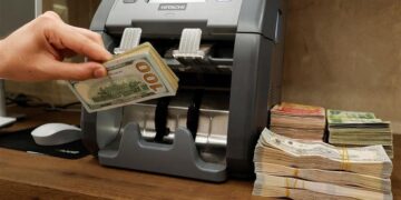 من الاستيفاء إلى الإيقاف.. الجمارك تواجه اختباراً جديداً تحت ضغط الدولار