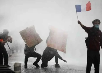 مخاوف من توظيفها انتخابياً.. احتجاجات فرنسا تتجاوز أسوار المدارس