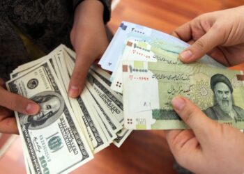 التومان تحت الضغط.. الدولار يسجل ارتفاعاً جديداً في السوق الإيرانية