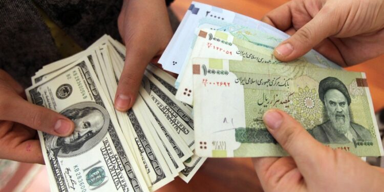 التومان تحت الضغط.. الدولار يسجل ارتفاعاً جديداً في السوق الإيرانية
