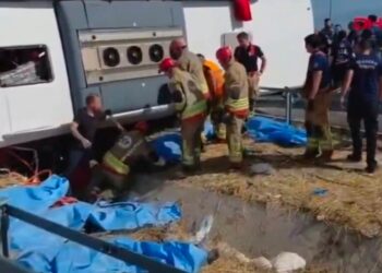 مقتل 11 شخصا وإصابة 26 في حادث اصطدام حافلة سياحية وشاحنة غربي تركيا