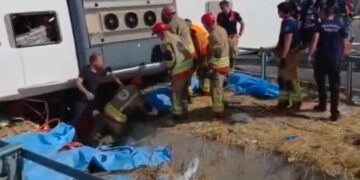 مقتل 11 شخصا وإصابة 26 في حادث اصطدام حافلة سياحية وشاحنة غربي تركيا